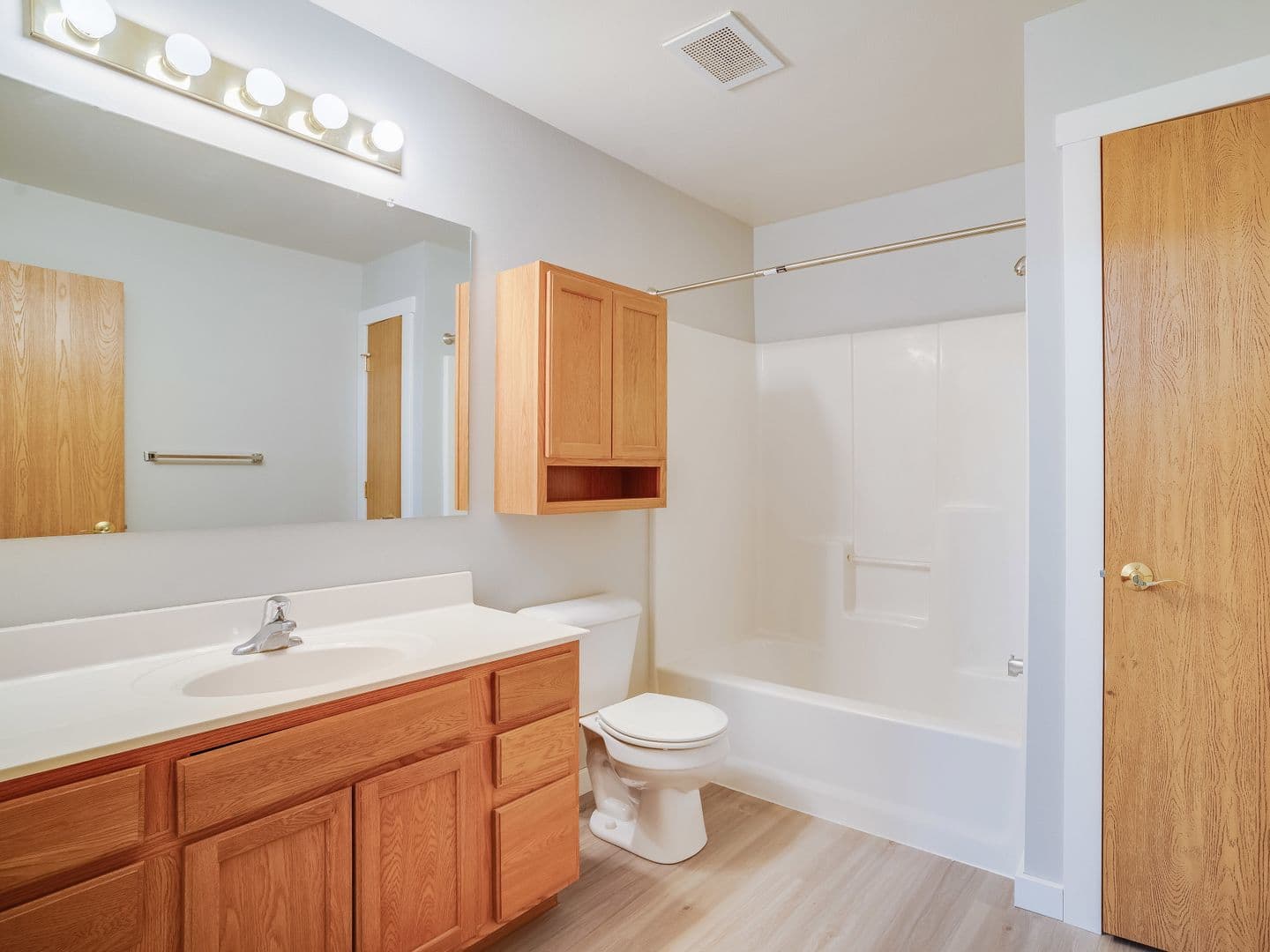 Holmen Apartment: 805 Angel Ct