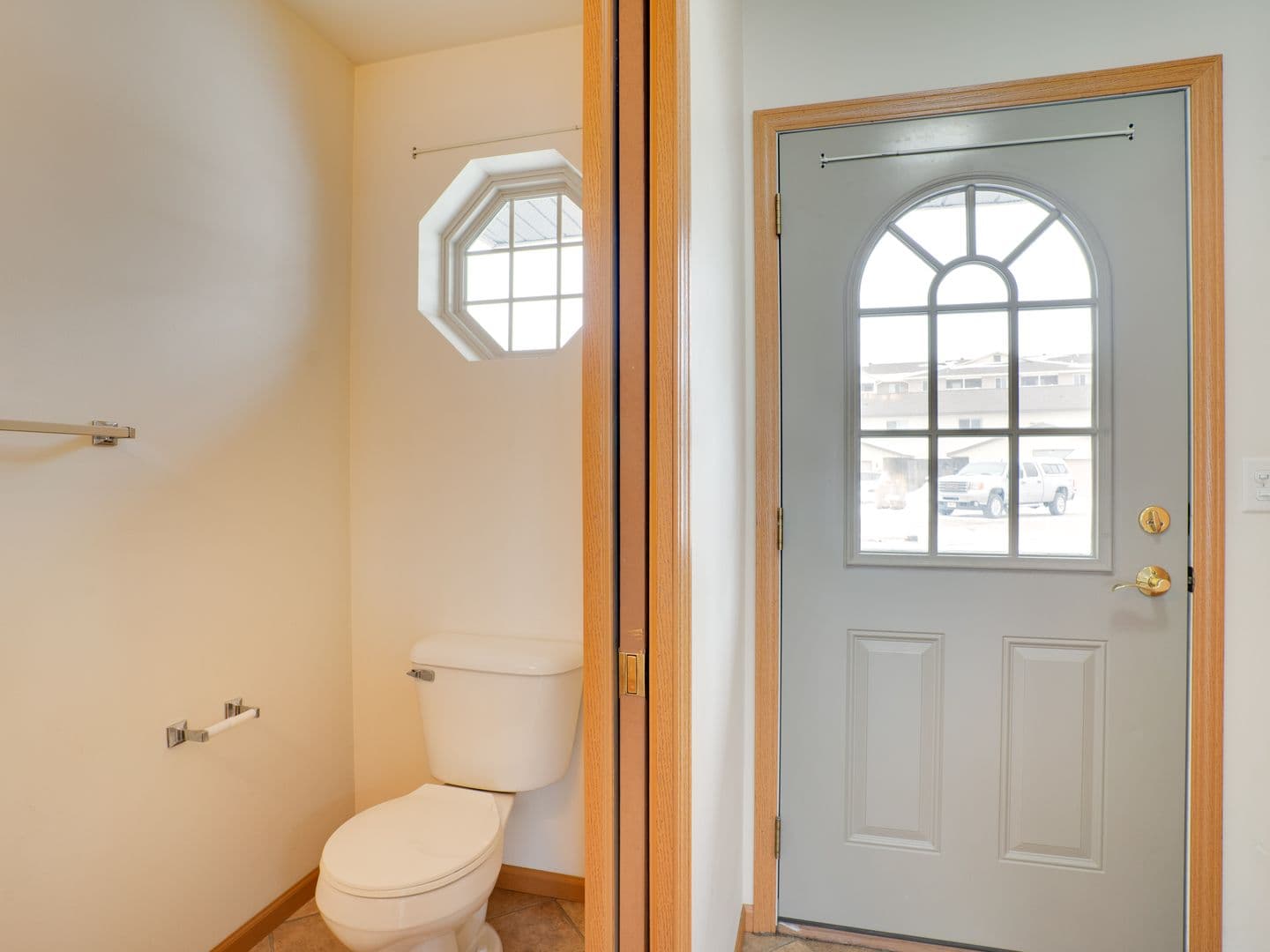 Holmen Apartment: 1204 Eastwood St