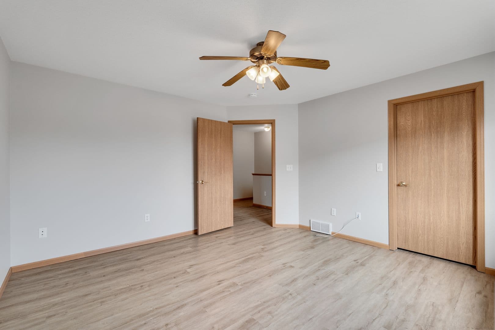 Holmen Apartment: 1208 Eastwood St