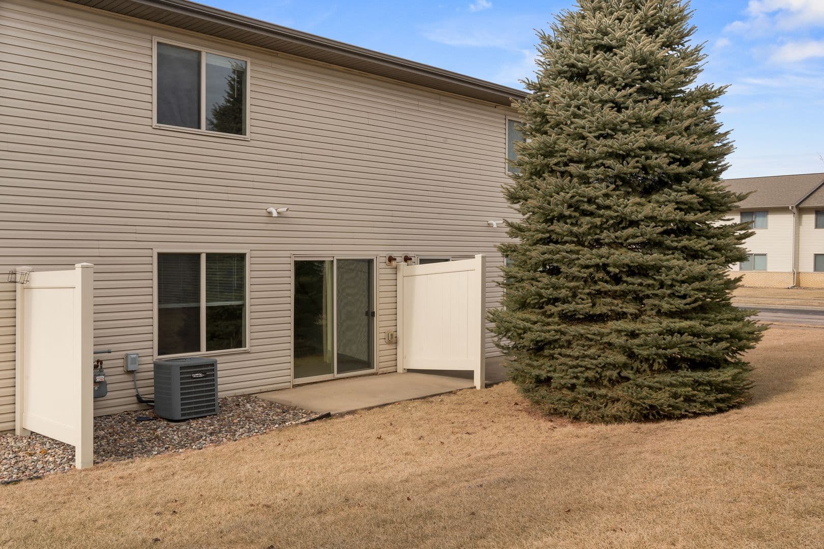 Holmen Apartment: 1208 Eastwood St