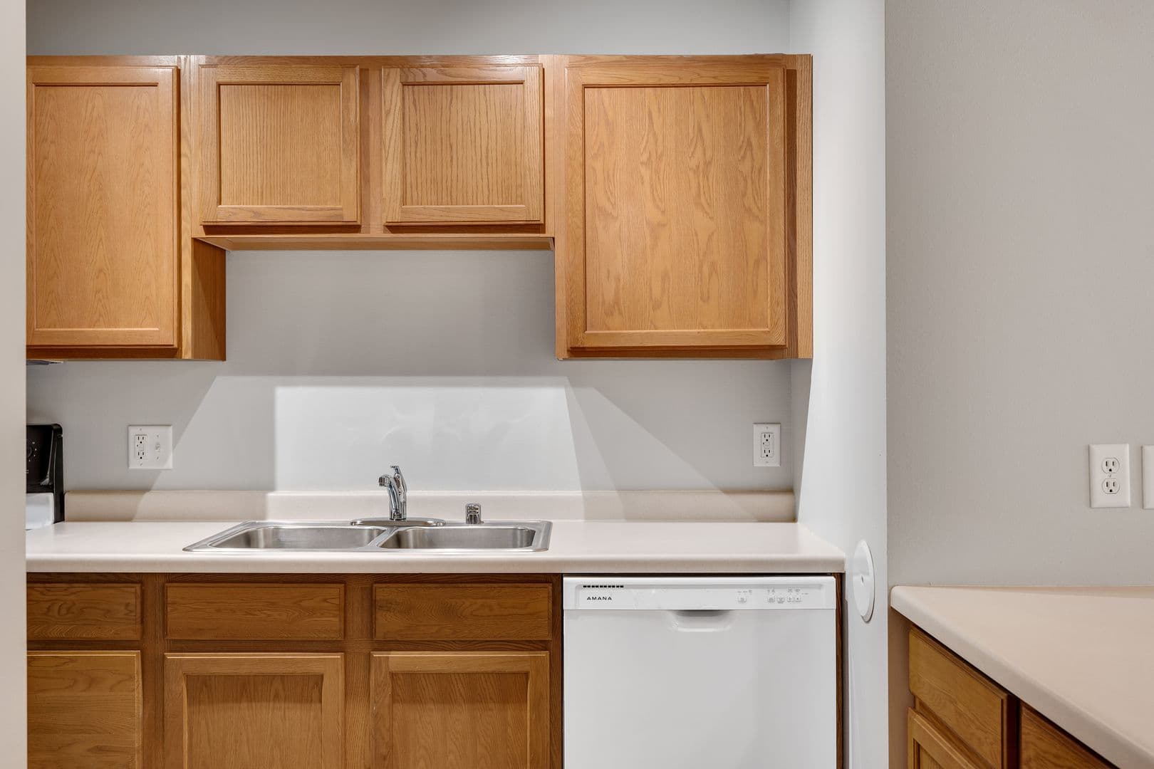 Holmen Apartment: 1204 Eastwood St