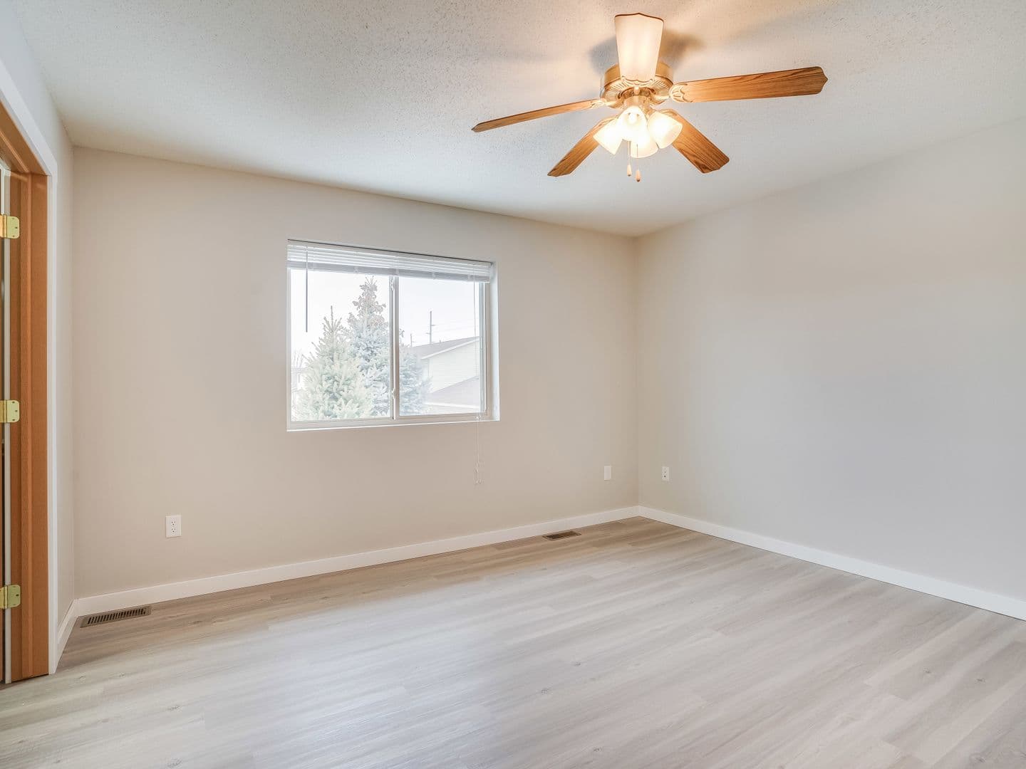 Holmen Apartment: 805 Angel Ct
