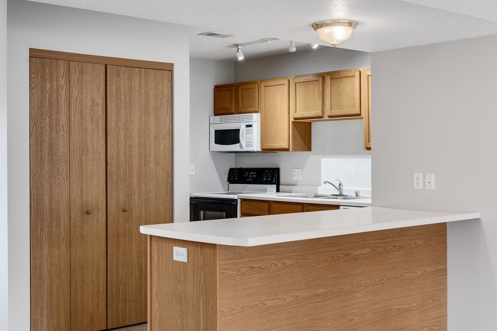 Holmen Apartment: 1208 Eastwood St