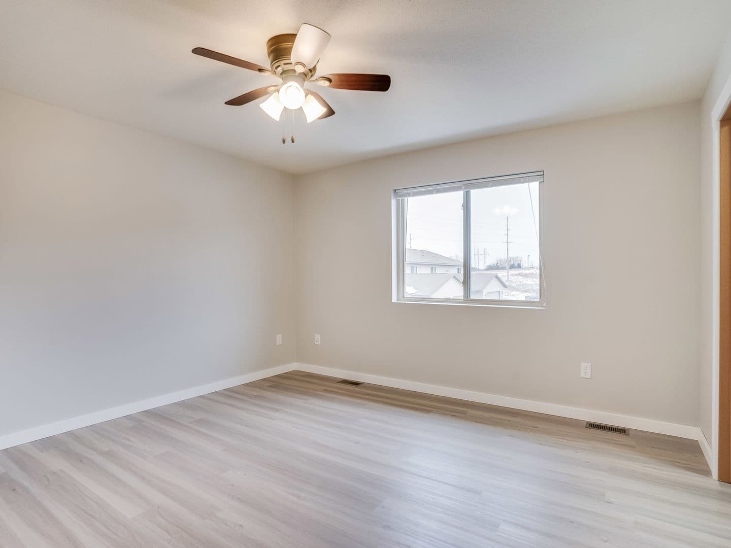 Holmen Apartment: 805 Angel Ct