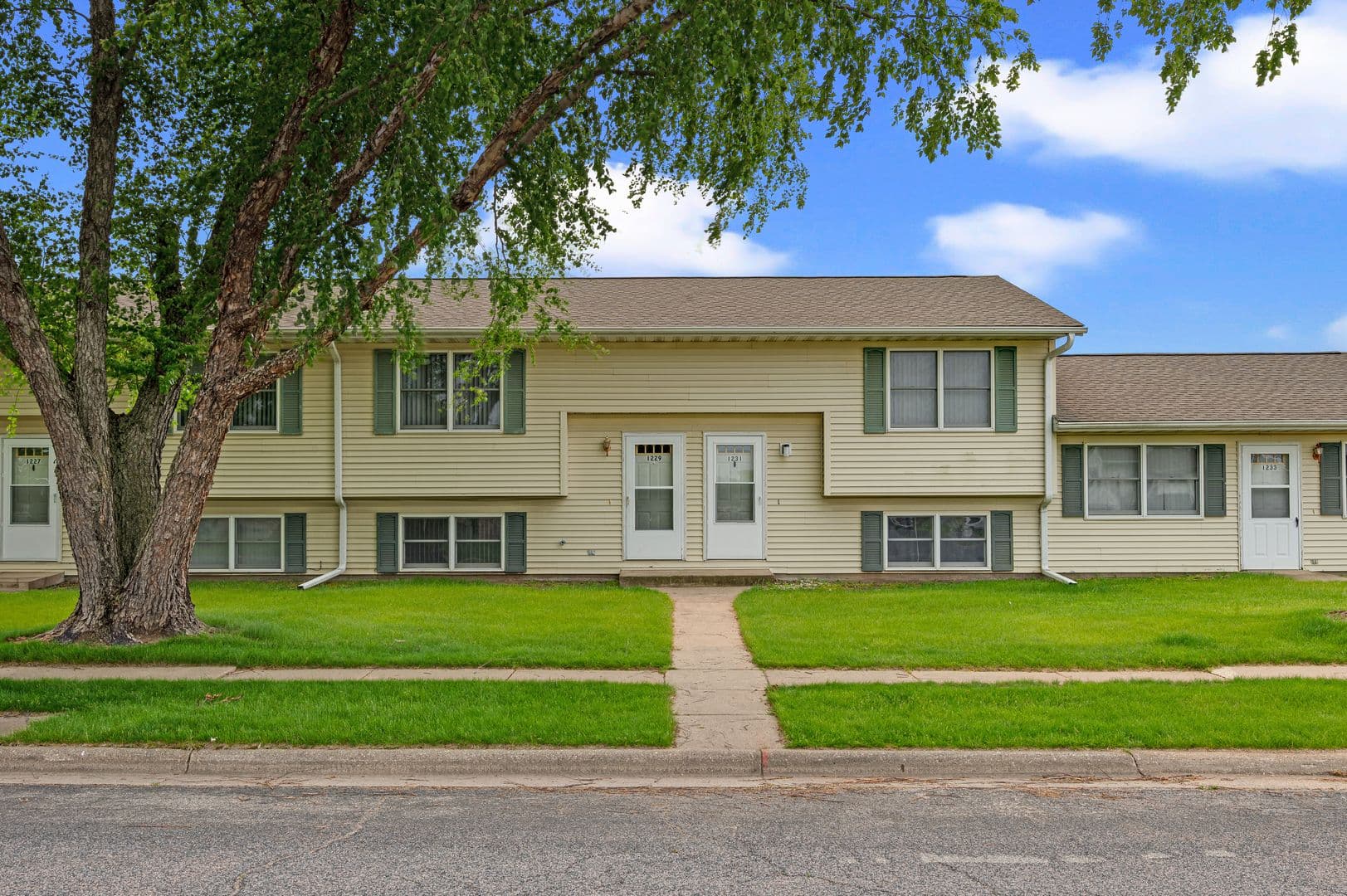 West Salem Apartment: 1225-1233 Branding Iron Rd