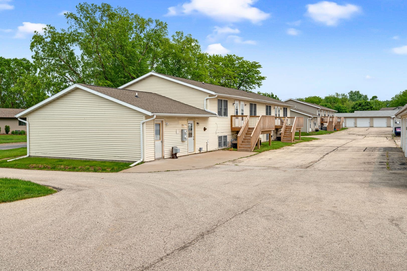 West Salem Apartment: 1225-1233 Branding Iron Rd