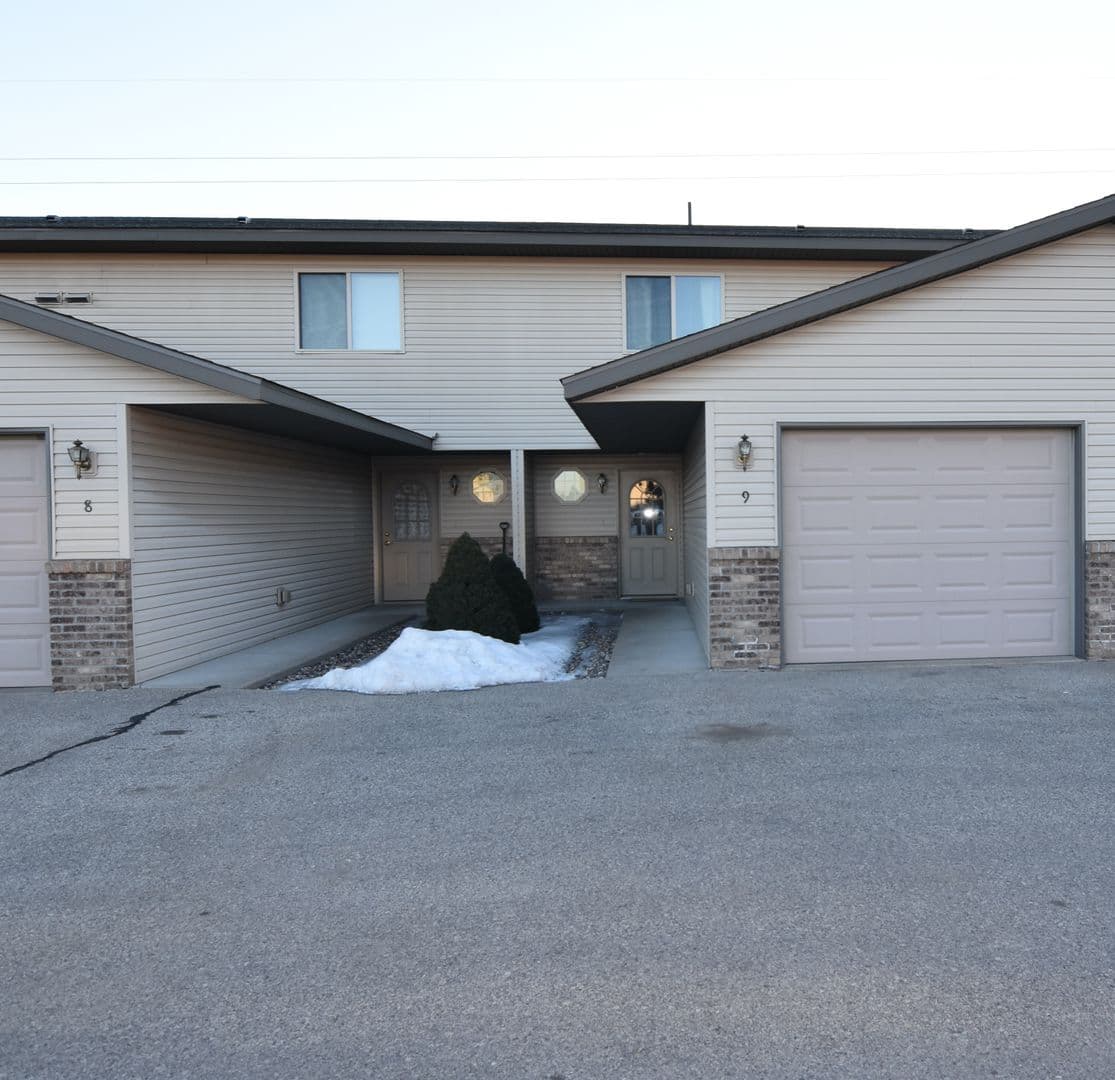 Holmen Apartment: 1208 Eastwood St