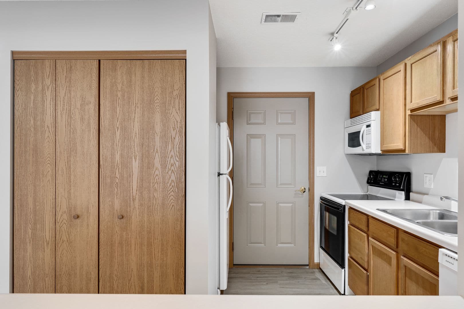 Holmen Apartment: 701-713 Angel Ct