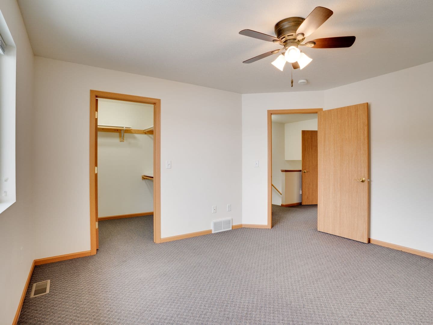 Holmen Apartment: 1204 Eastwood St