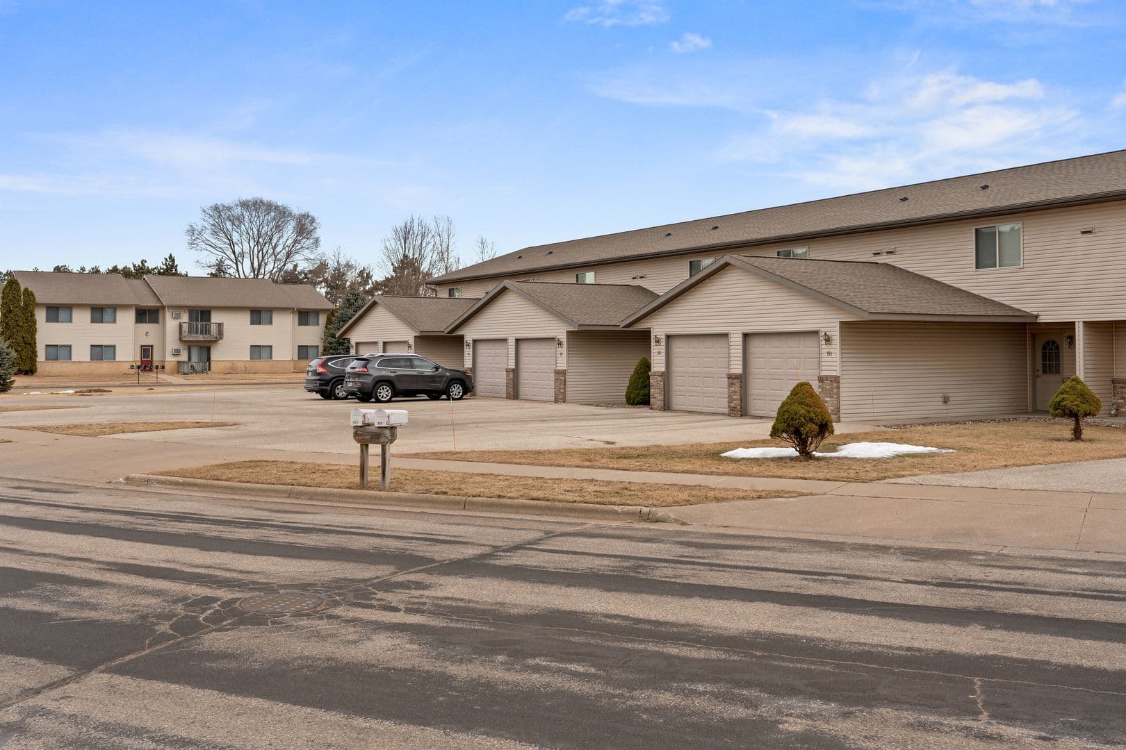 Holmen Apartment: 701-713 Angel Ct