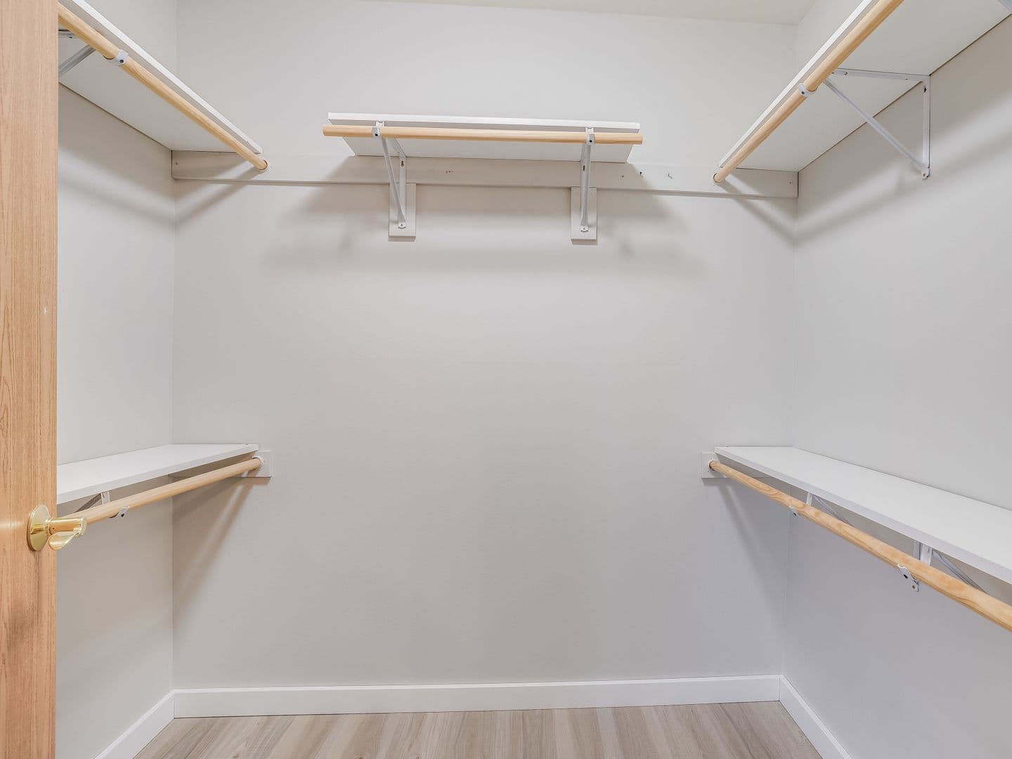 Holmen Apartment: 805 Angel Ct
