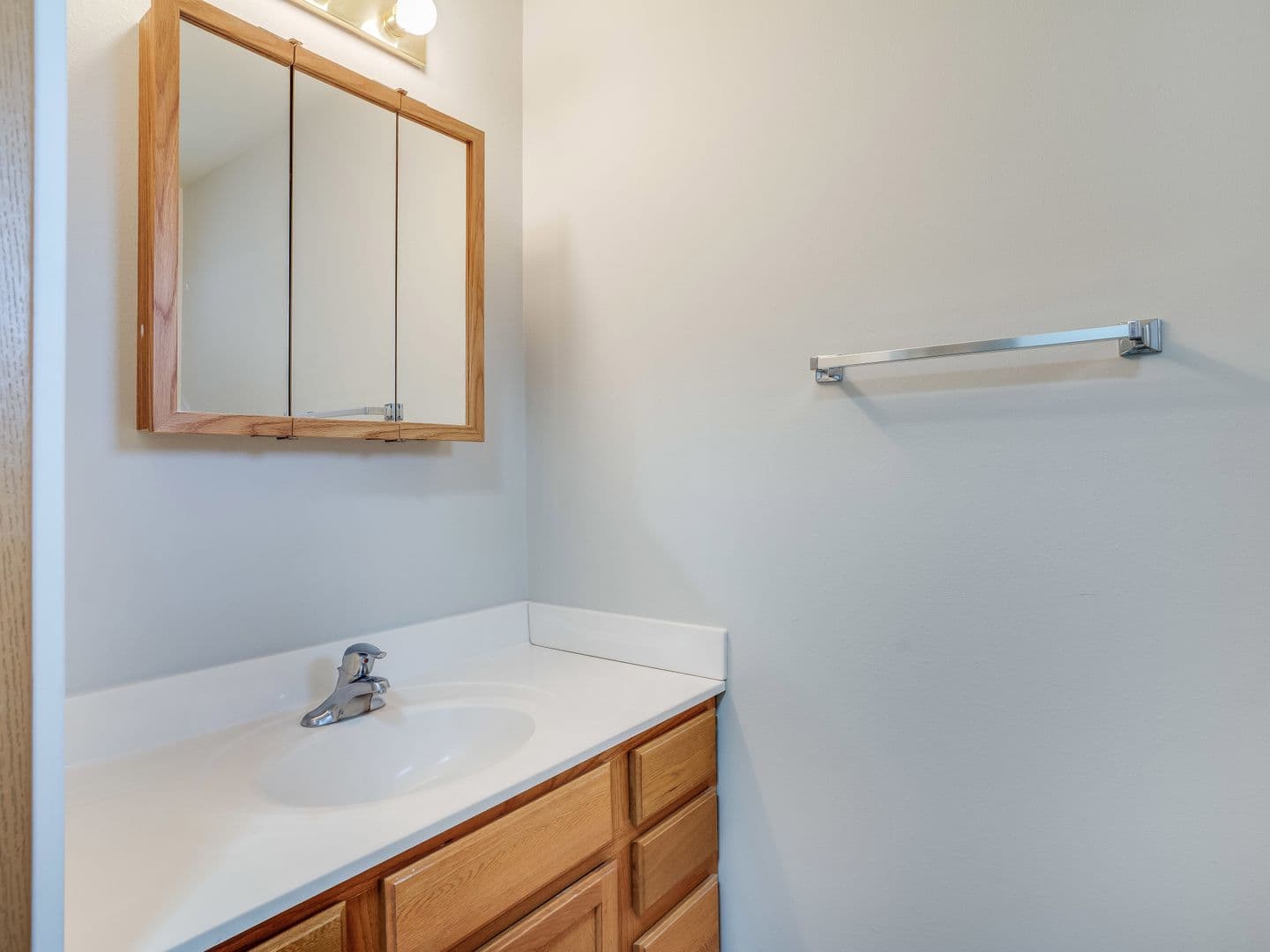 Holmen Apartment: 805 Angel Ct