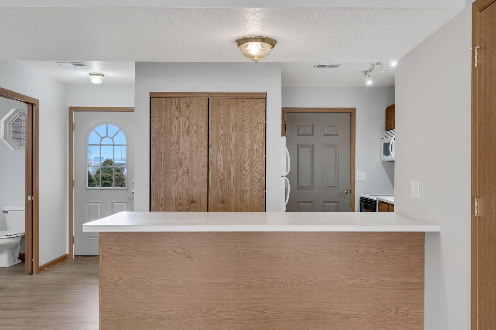 Holmen Apartment: 1208 Eastwood St