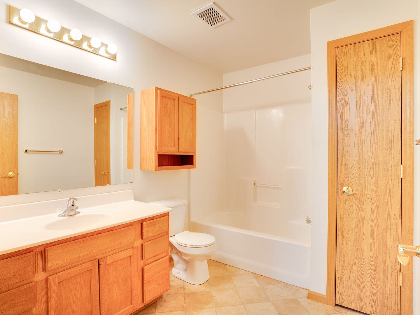 Holmen Apartment: 1204 Eastwood St
