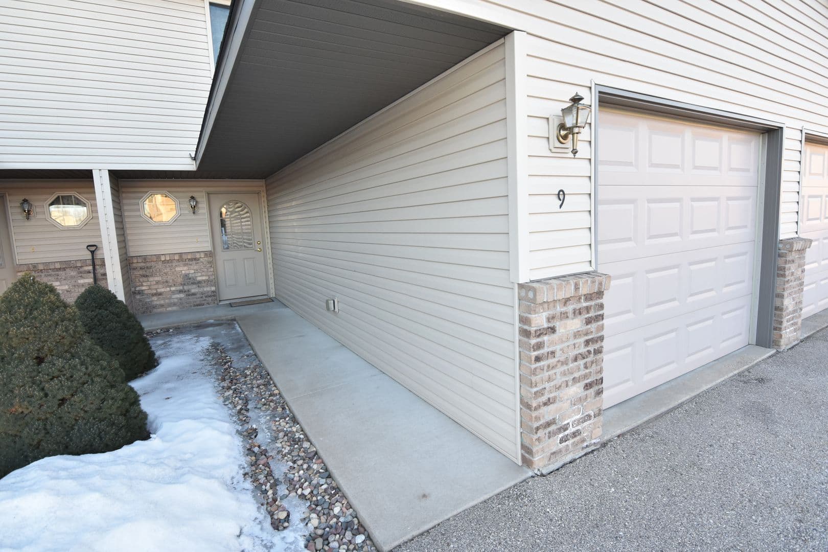 Holmen Apartment: 805 Angel Ct