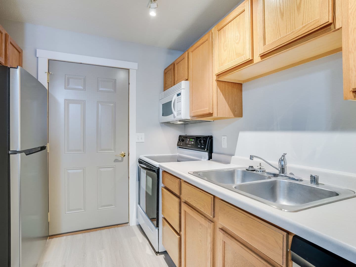 Holmen Apartment: 805 Angel Ct