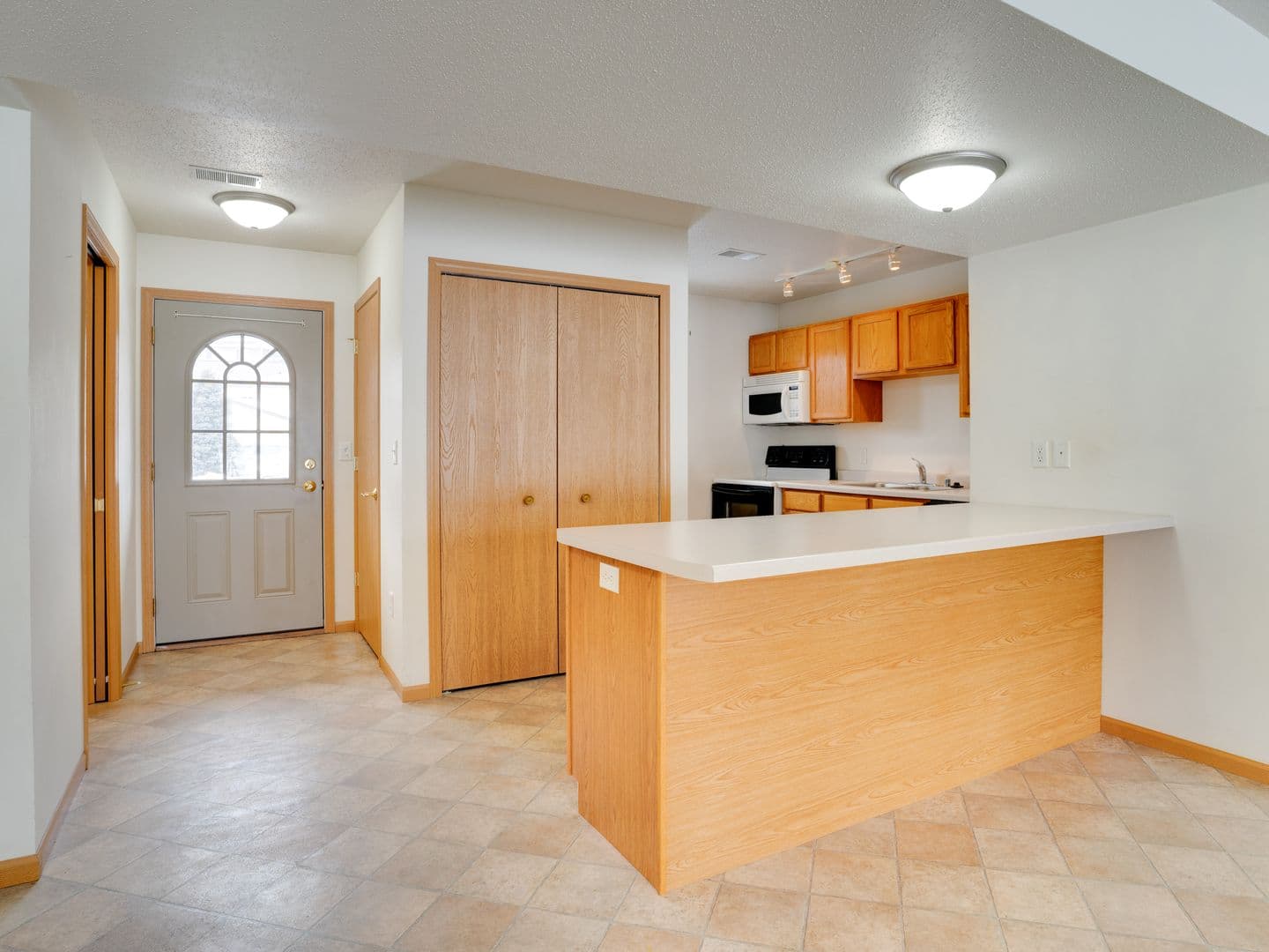 Holmen Apartment: 1204 Eastwood St
