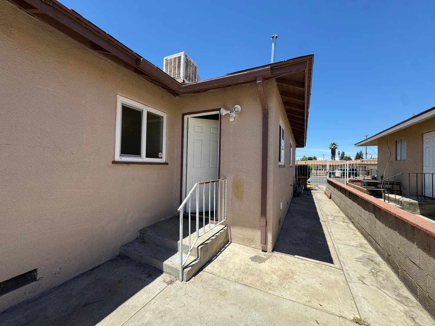 Fresno Apartment: 3452 E. Clinton Ave