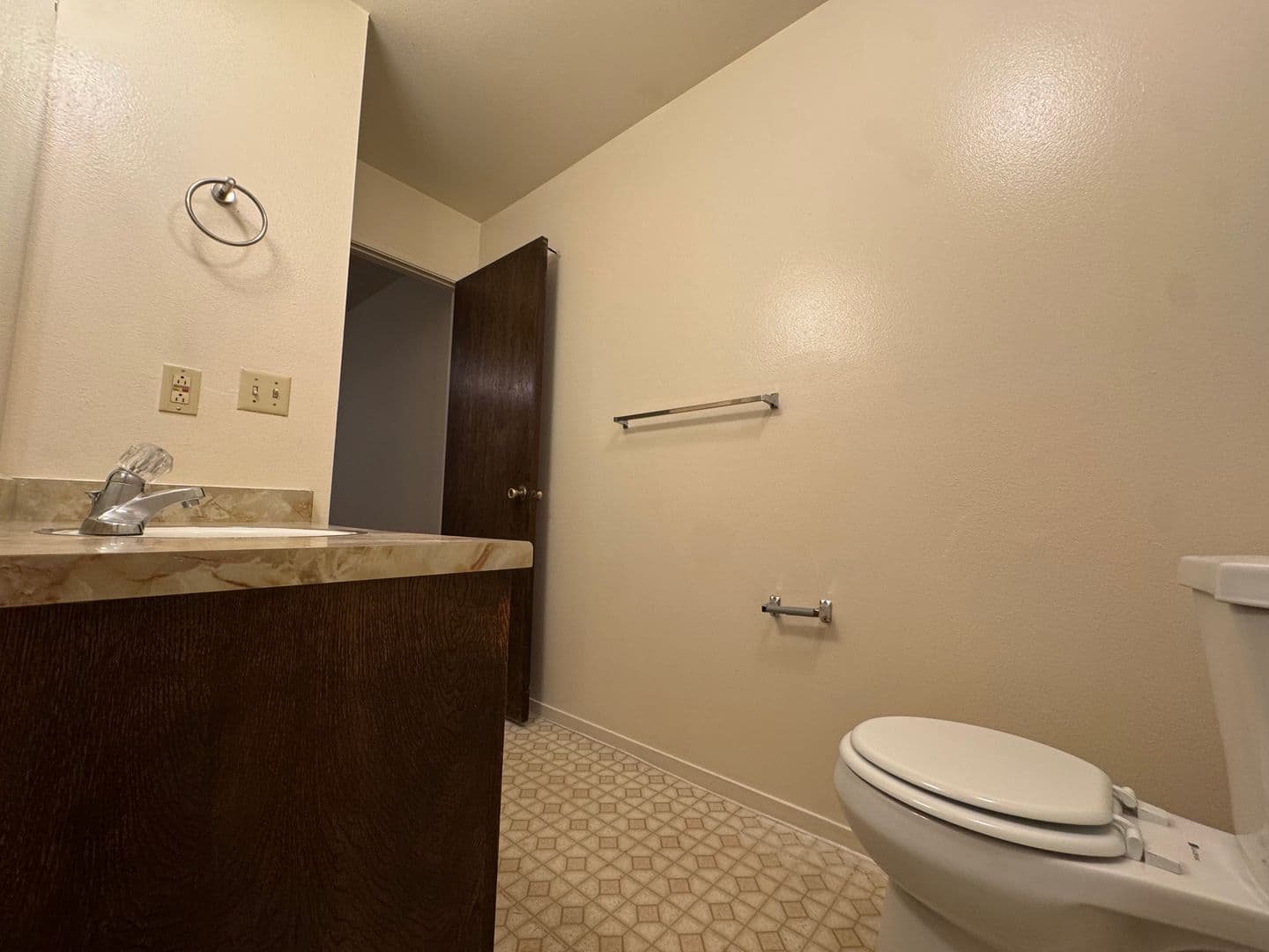 Clovis Apartment: 180 W. 9th Street