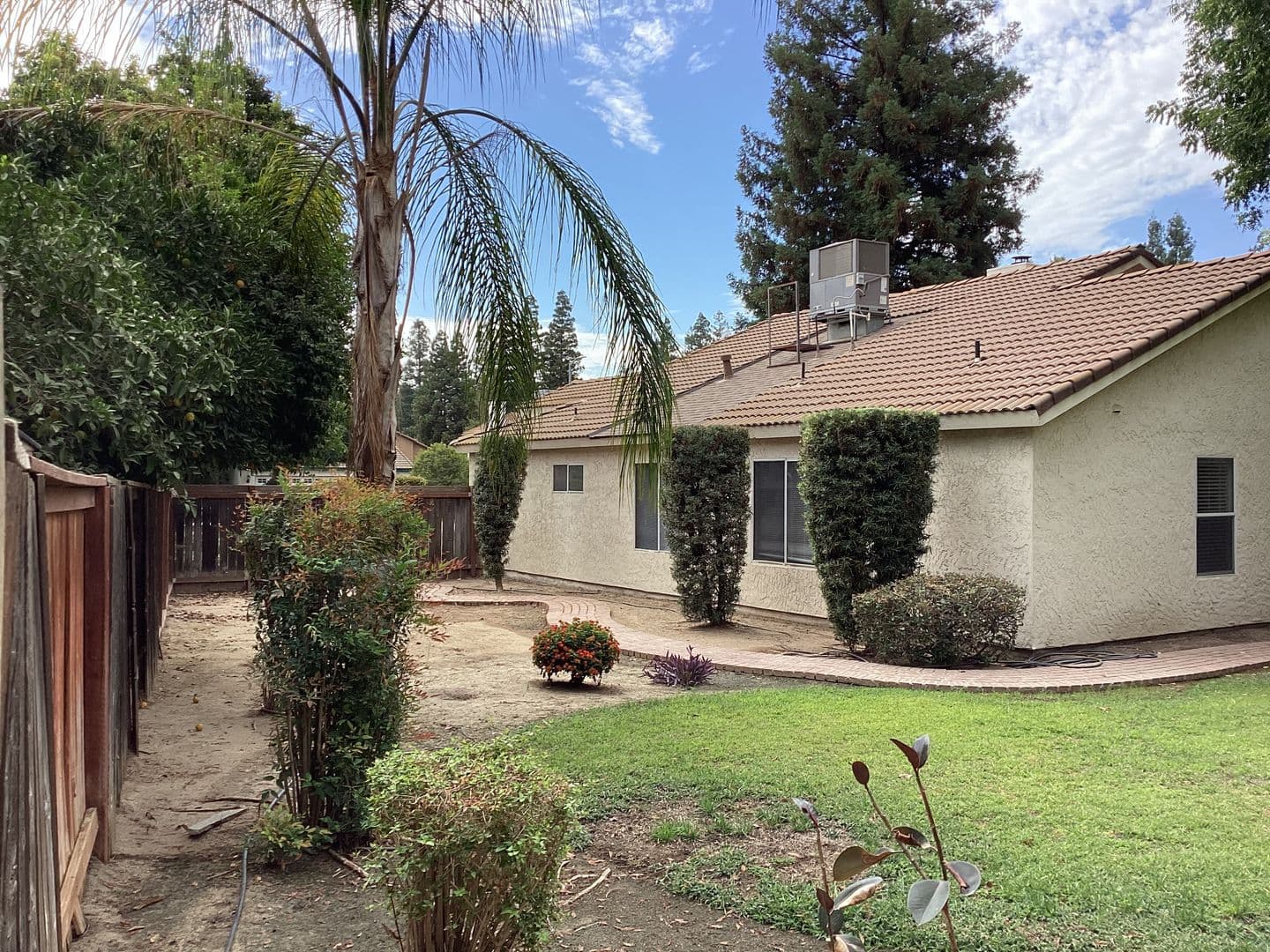 Fresno House: 9615 N Buttonwood Court