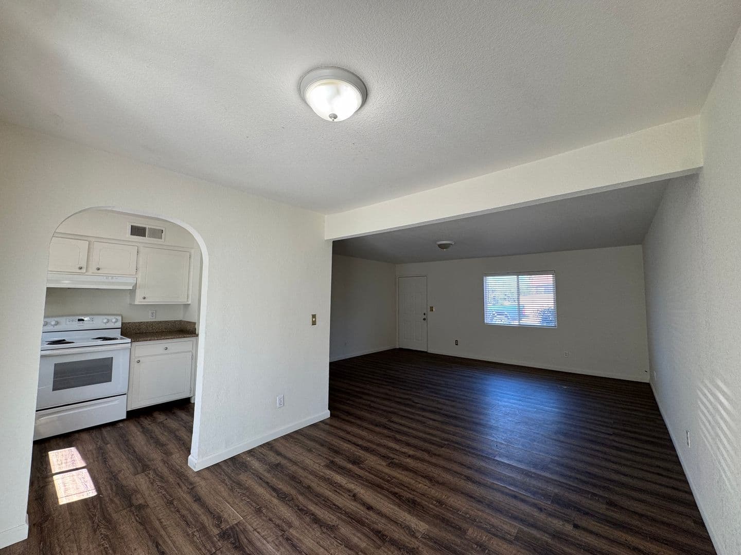 Fresno Apartment: 4853 E. University Avenue - 101