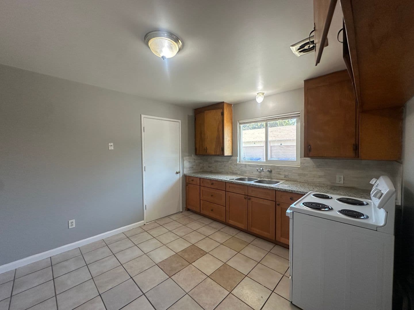 Modesto Apartment: 917-B Byron Lane
