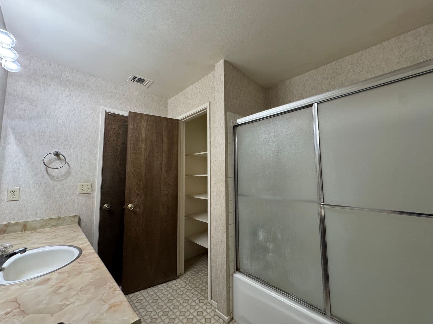 Clovis Apartment: 180 W. 9th Street