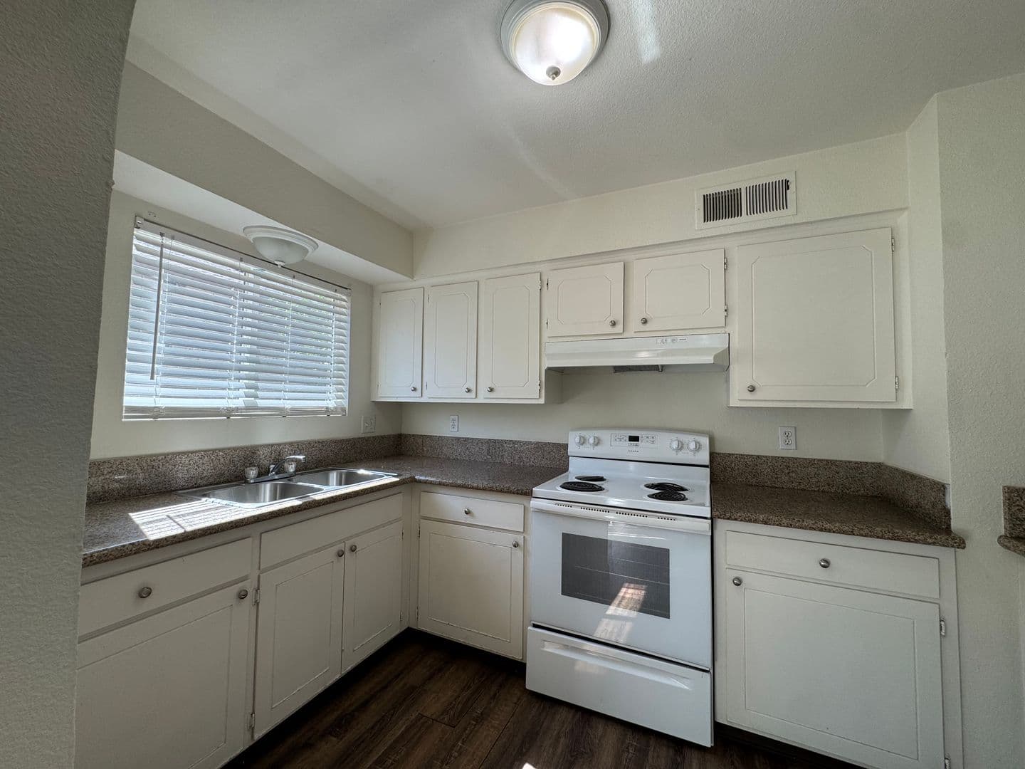 Fresno Apartment: 4853 E. University Avenue - 101