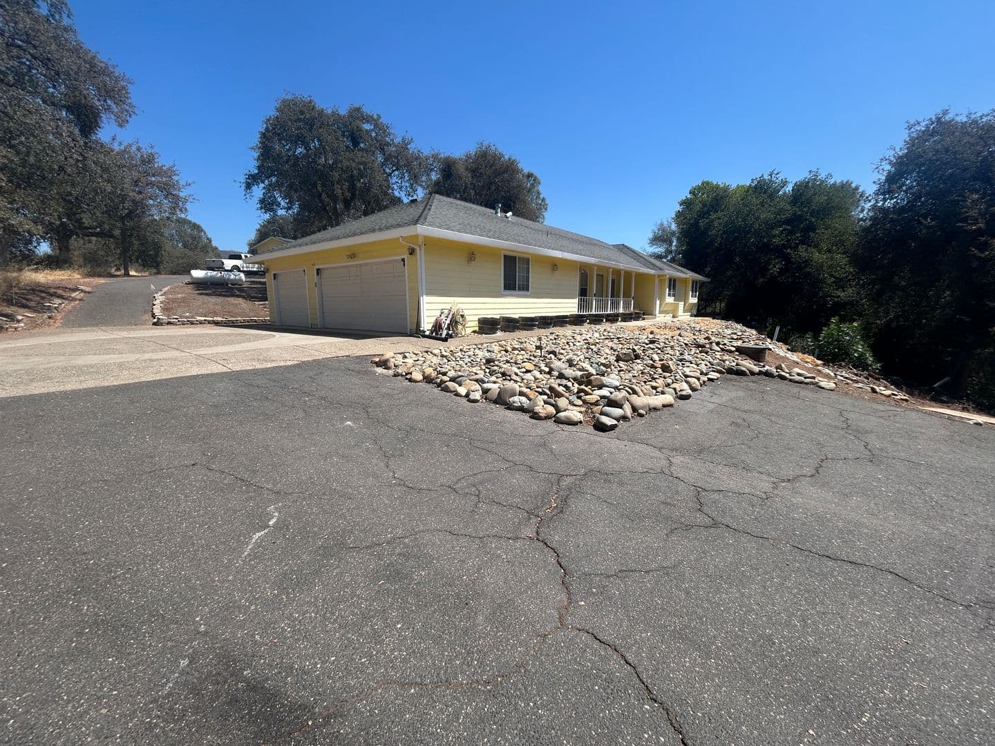 Coulterville House: 10475 Gusano Way