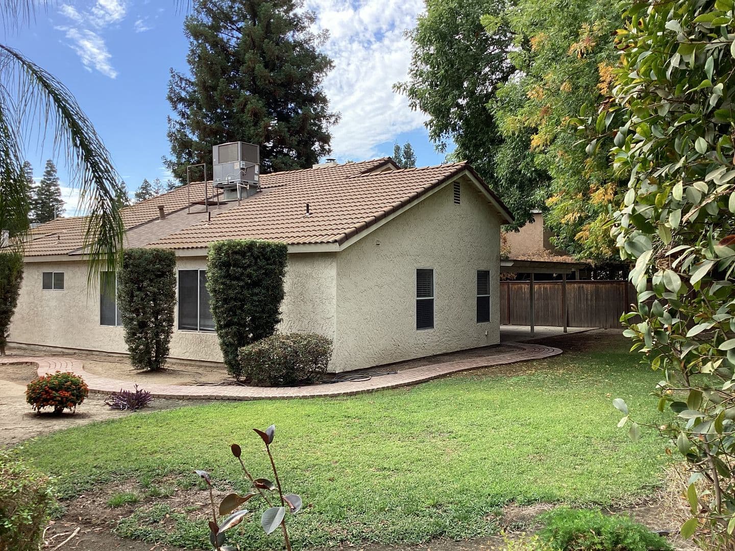 Fresno House: 9615 N Buttonwood Court