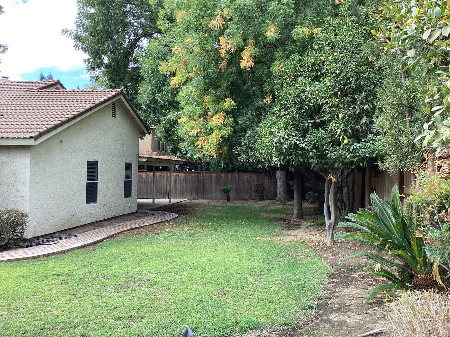 Fresno House: 9615 N Buttonwood Court