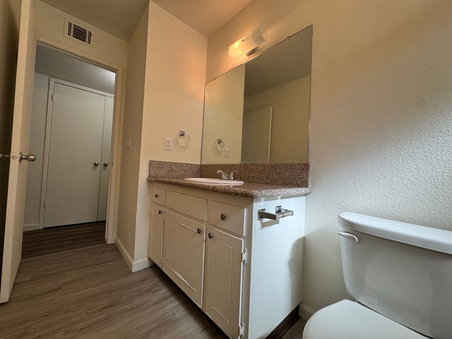 Fresno Apartment: 4853 E. University Avenue - 101