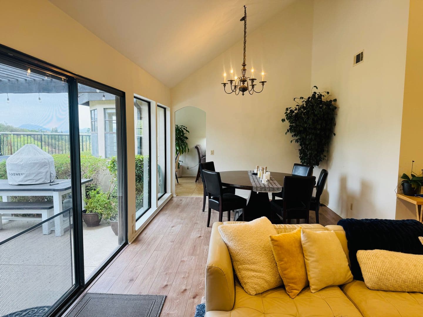 Thousand Oaks House: 431 Hillsborough Street