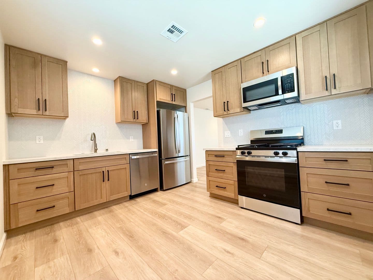 La Mesa Apartment: 9291-97 Earl St