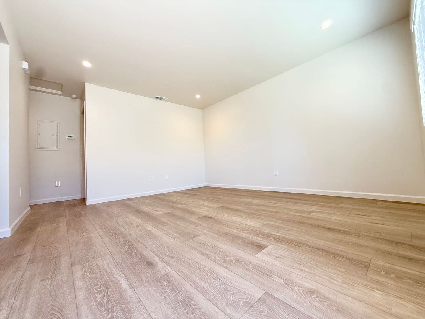 La Mesa Apartment: 9291-97 Earl St