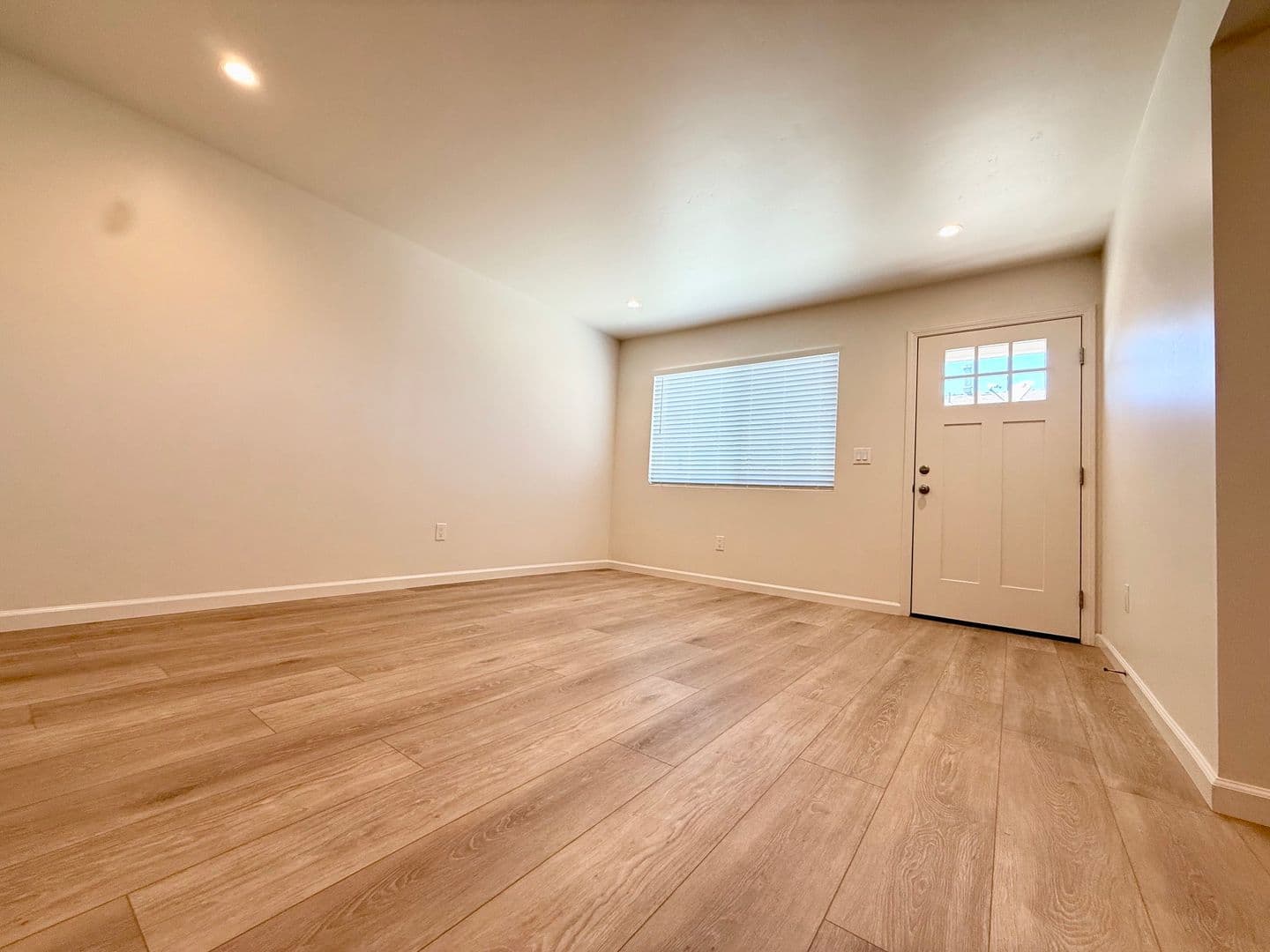 La Mesa Apartment: 9291-97 Earl St