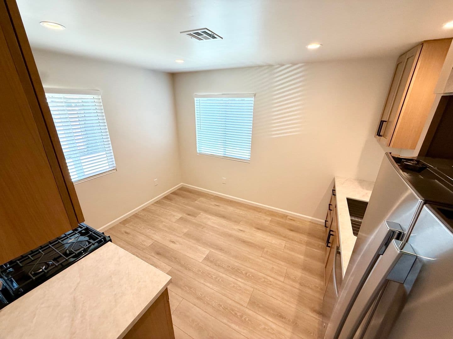 La Mesa Apartment: 9291-97 Earl St