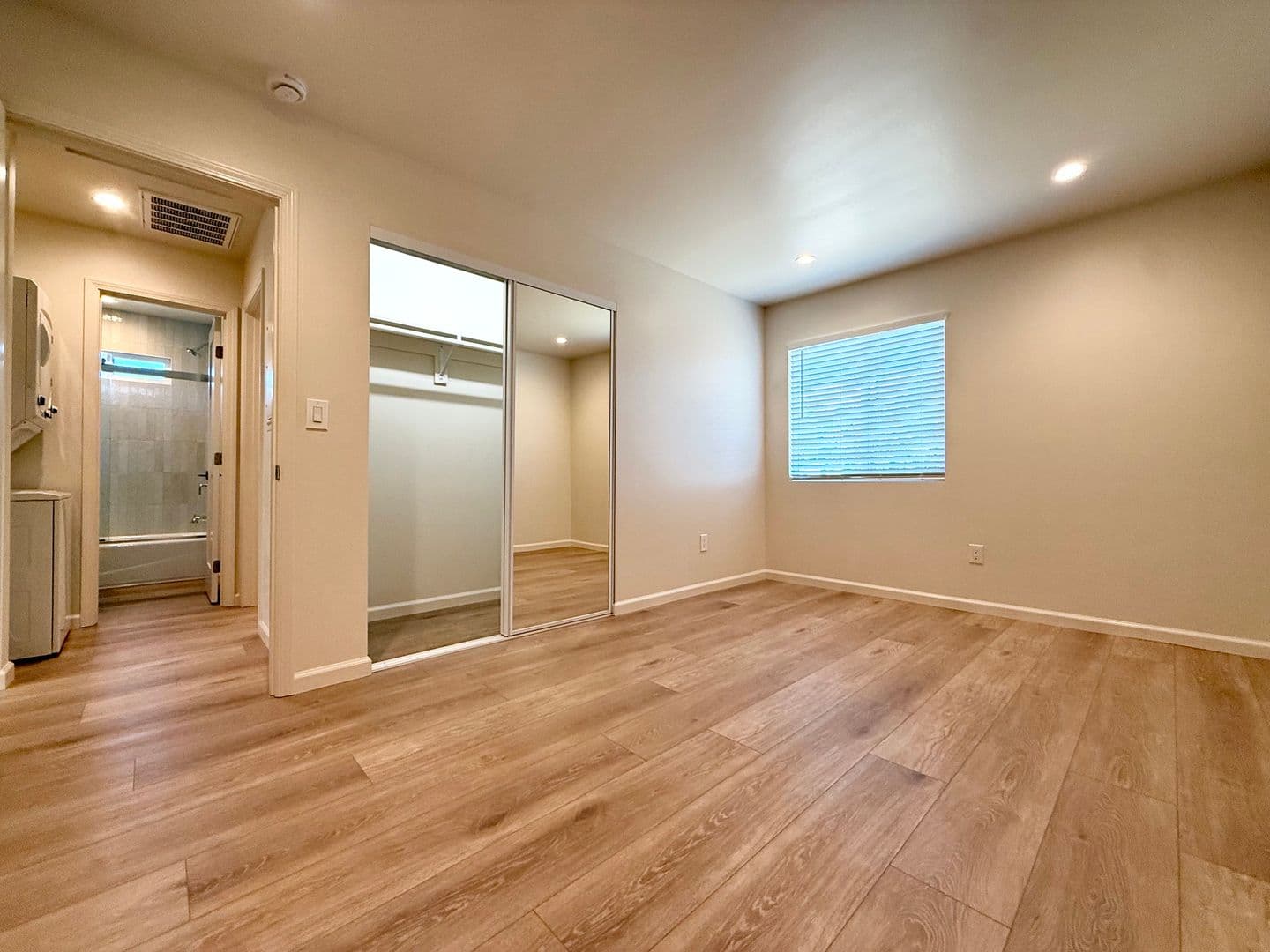 La Mesa Apartment: 9291-97 Earl St