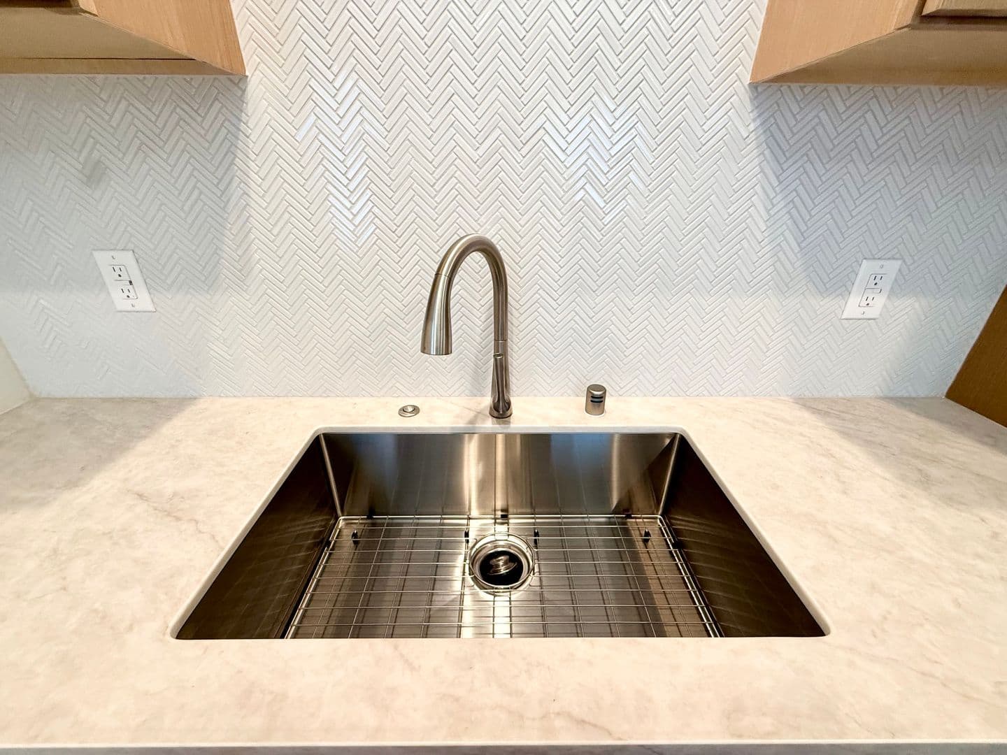 La Mesa Apartment: 9291-97 Earl St