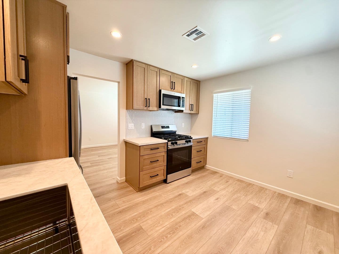 La Mesa Apartment: 9291-97 Earl St
