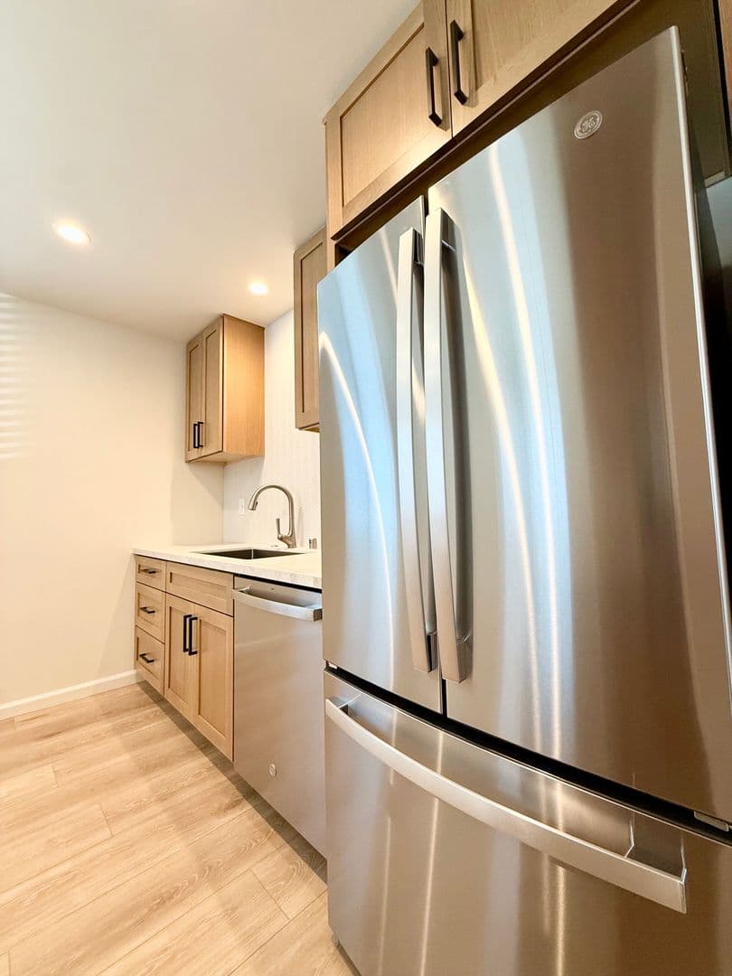 La Mesa Apartment: 9291-97 Earl St