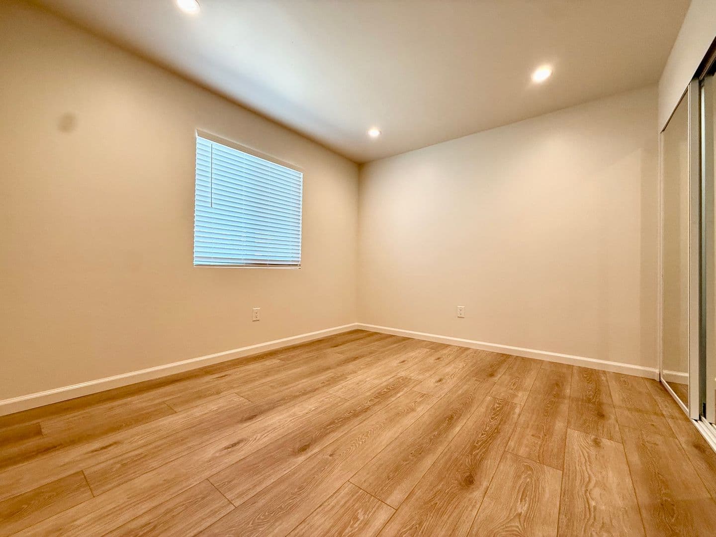 La Mesa Apartment: 9291-97 Earl St