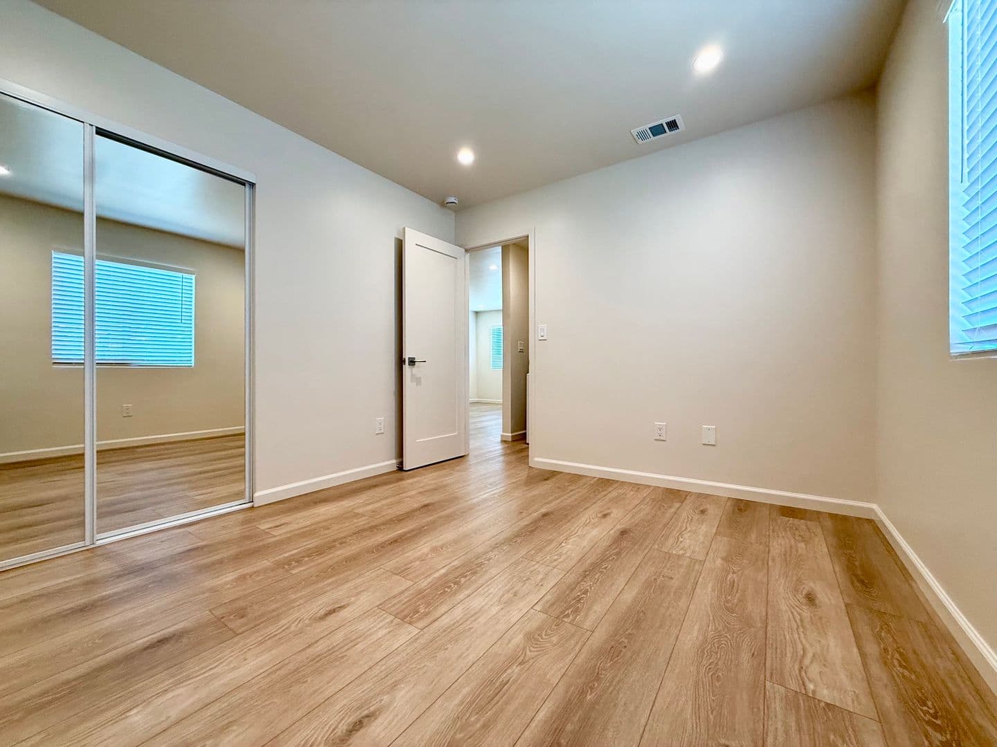 La Mesa Apartment: 9291-97 Earl St