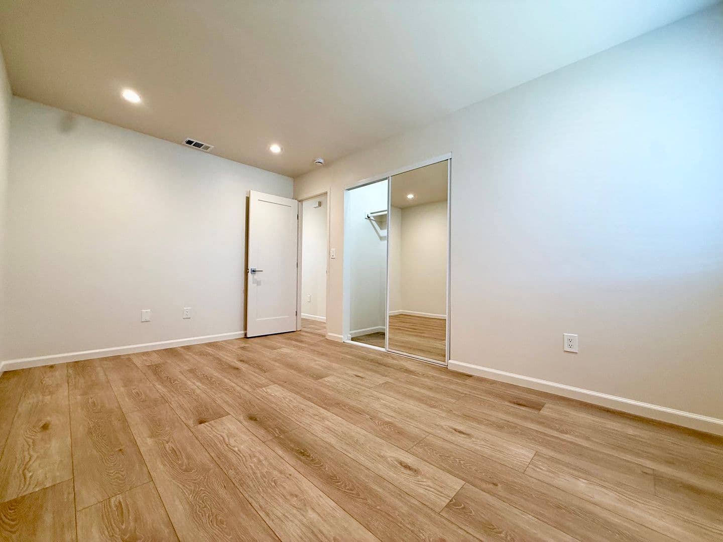 La Mesa Apartment: 9291-97 Earl St