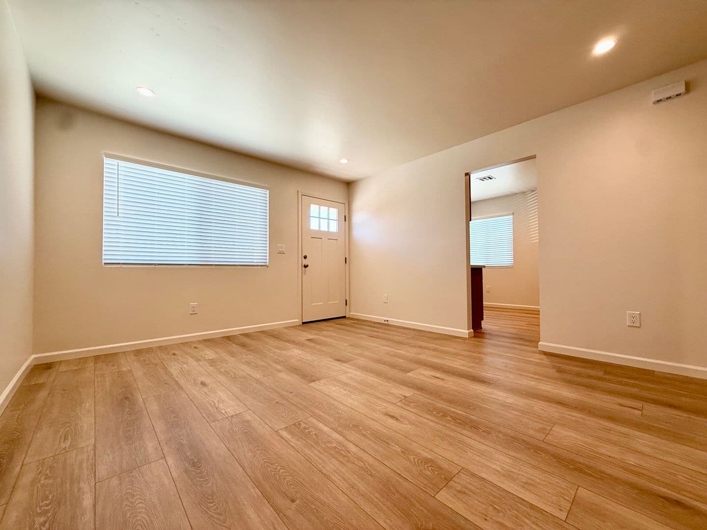 La Mesa Apartment: 9291-97 Earl St