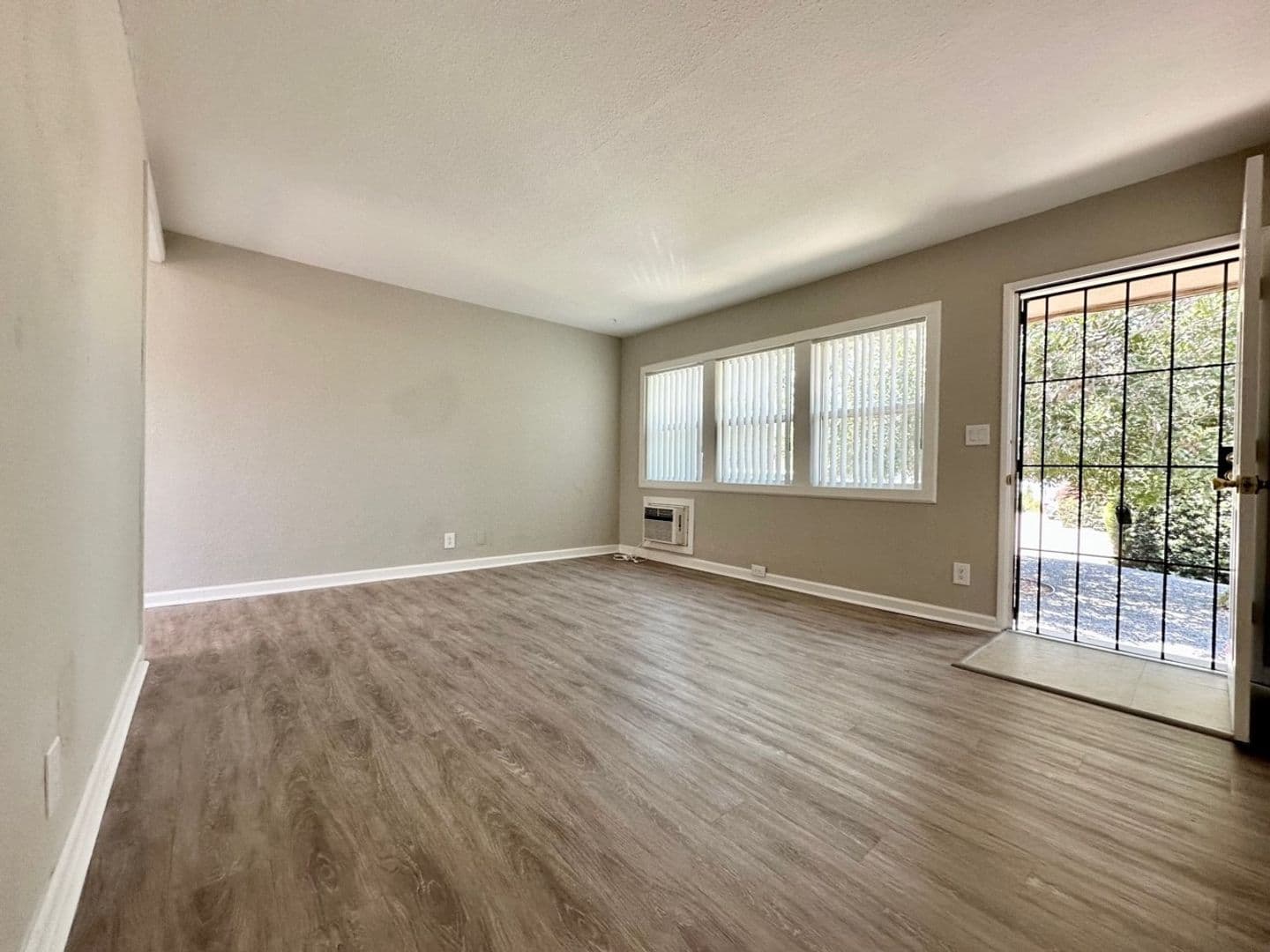 El Cajon Apartment: 887-891 S. Mollison Ave.