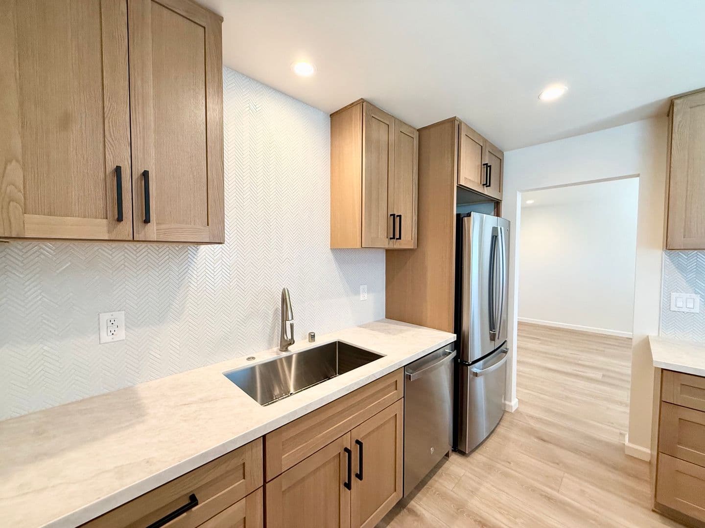 La Mesa Apartment: 9291-97 Earl St