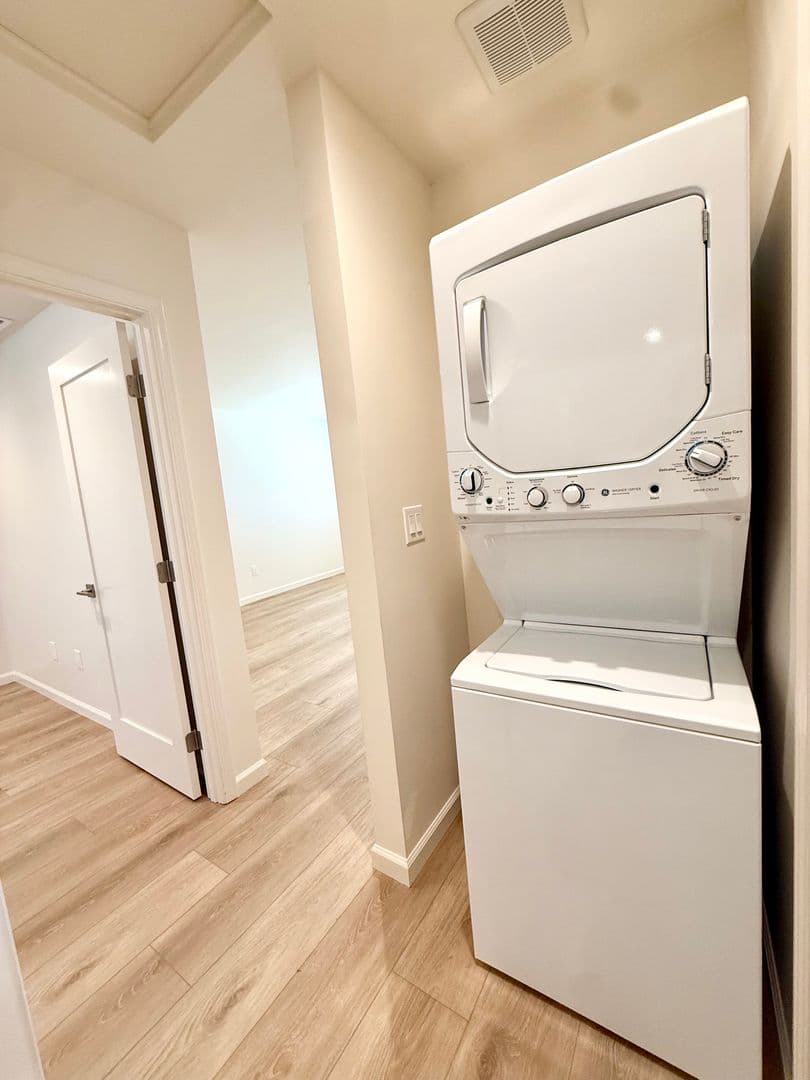 La Mesa Apartment: 9291-97 Earl St