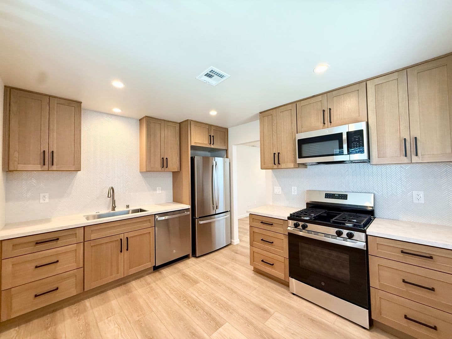 La Mesa Apartment: 9291-97 Earl St