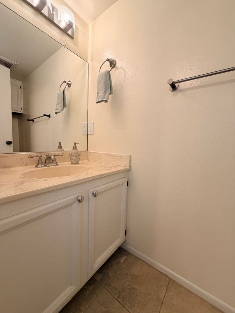 Oxnard House: 5413 Driftwood Street